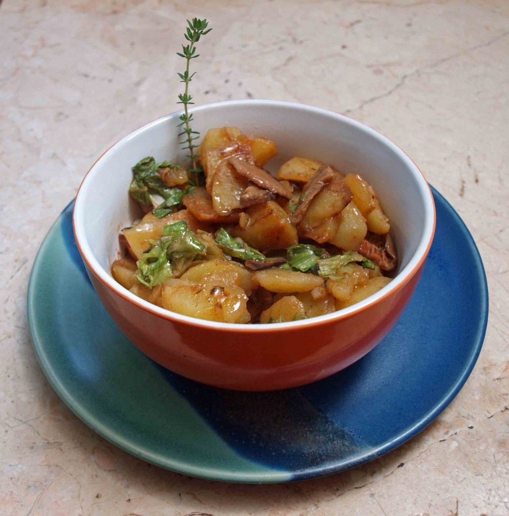 Pilz-Kartoffeln mit grünem Salat auf deftige Art mit dezenter Thymian-Note vegan kochen