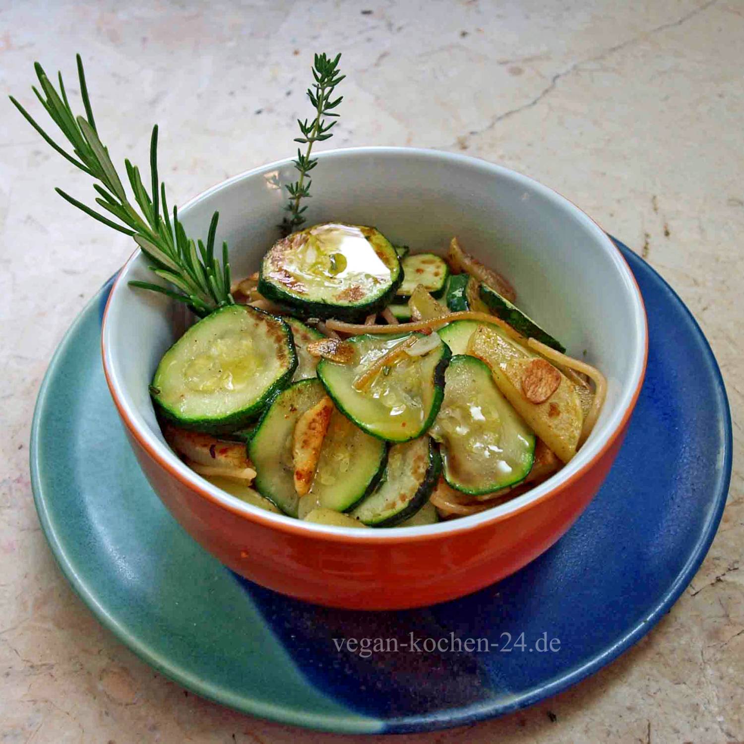 Schnelle vegane Rezepte mit Nudeln, Kartoffeln und Zucchini auf mediterrane Art.